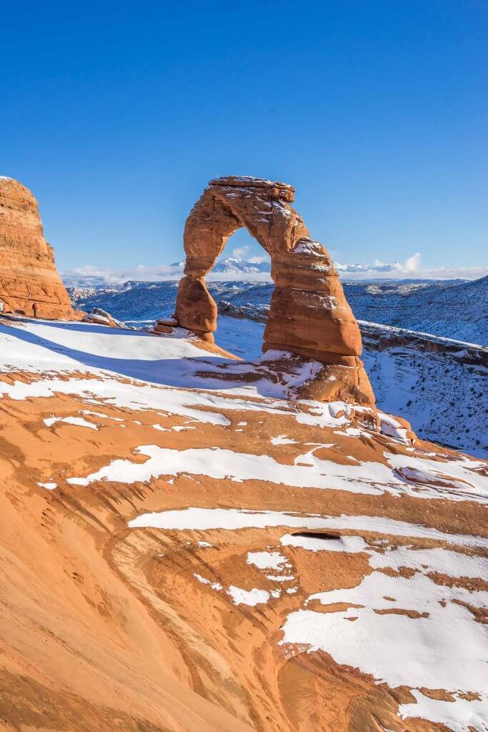 delicate arch in arches national park snow season